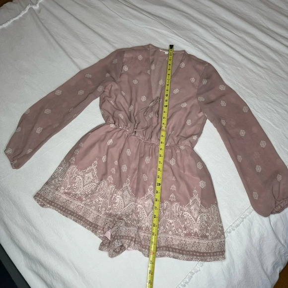 Love Tree Blush Pink Romper Size L long sleeve Paisley detail summer date night - Picture 9 of 16